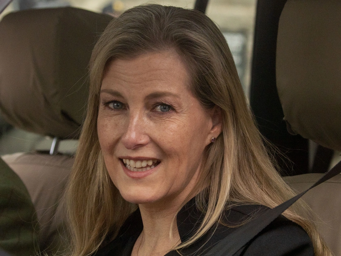 Графиня Софи покидает Виндзорский замок в Беркшире, 10 апреля 2021 | marieclaire.ru