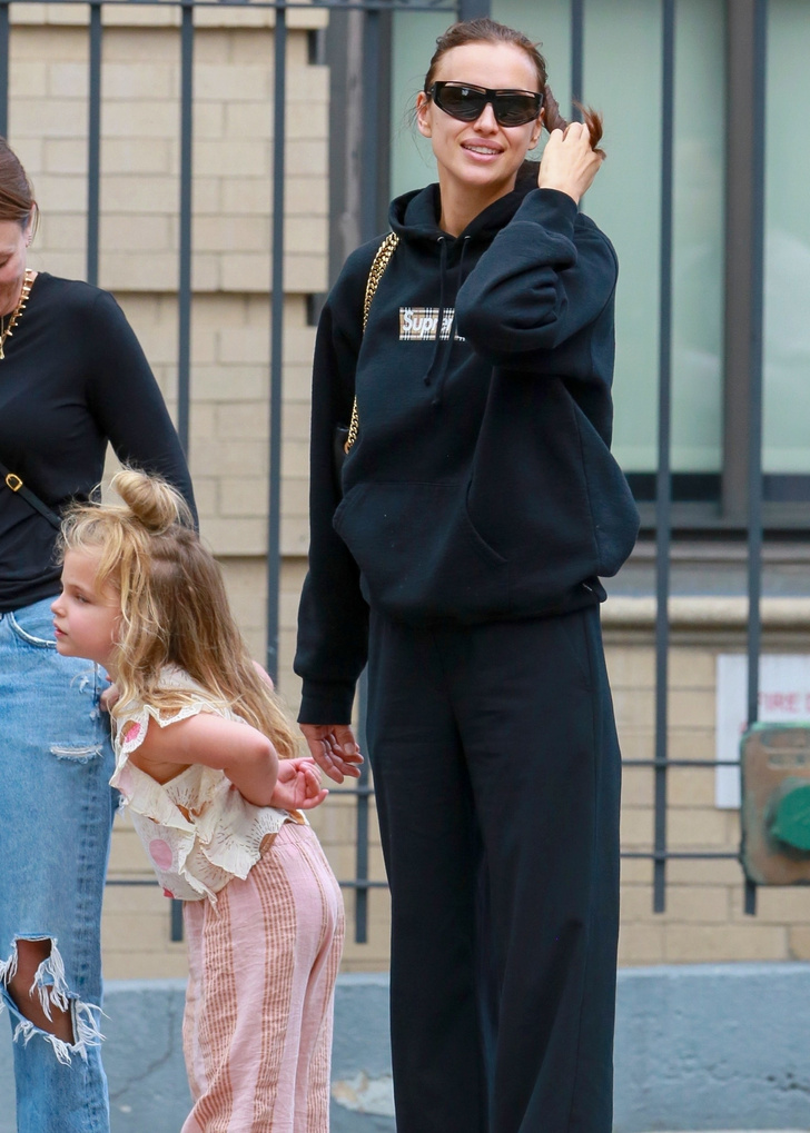 Неизменный total black: Ирина Шейк на прогулке с 5-летней дочерью Леей