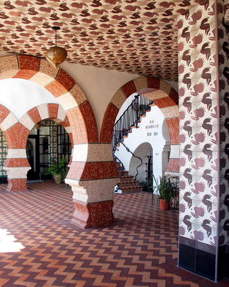 Необычные дома в духе Антонио Гауди в Санта-Барбаре