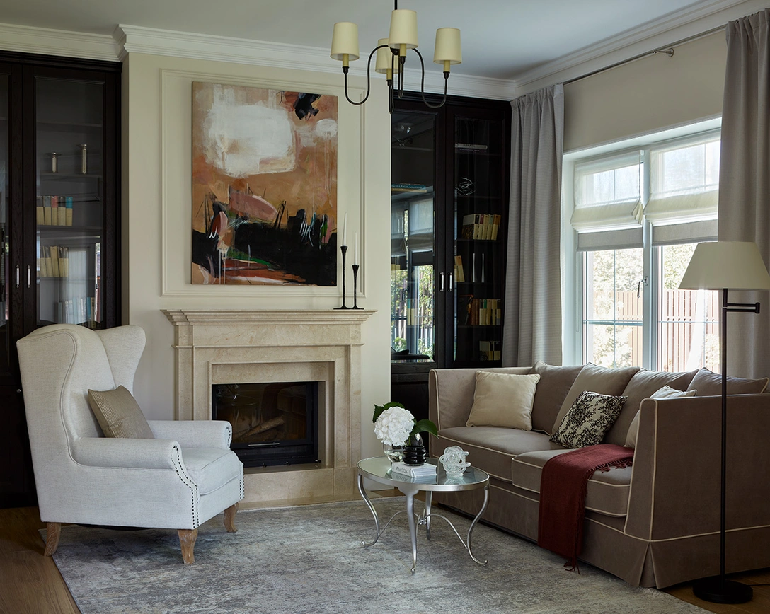 Гостиная. Диван, Dantone Home. Подушки, BoConcept. Библиотека, Master Wood. Картина Кристины Агельской. Шторы, студия From Fabric. | Источник: Сергей Ананьев. Стиль: Анна Михайлова