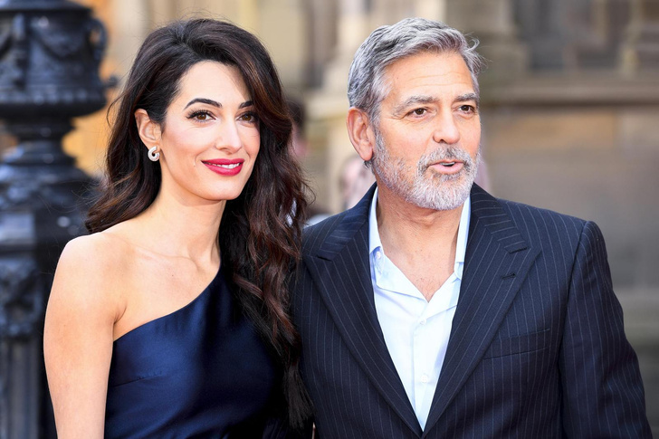 Беременная двойней Амаль Клуни посетила премьеру фильма в платье с разрезом