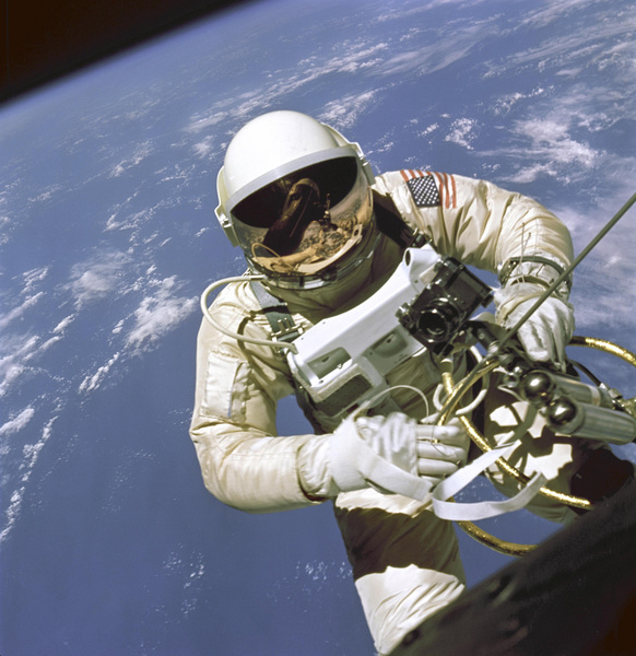 57 лет назад первый американец вышел в открытый космос