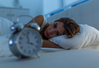 «Проснулся и не могу уснуть»: сомнолог Бузунов назвал частую причину ранних пробуждений ночью