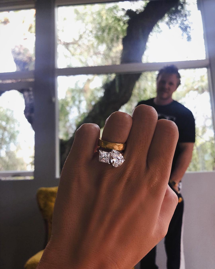 Эмили Ратаковски показала необычное помолвочное кольцо