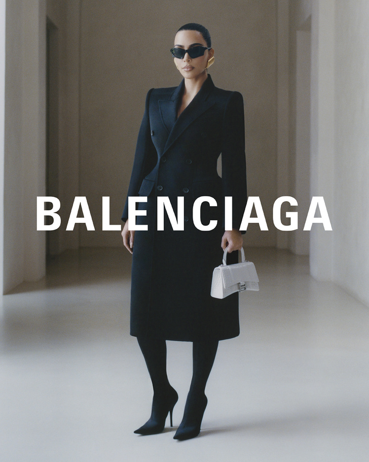 Так выглядит сама роскошь: Ким Кардашьян в рекламе Balenciaga позирует у себя дома