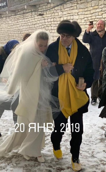 Два года спустя: Юлия Высоцкая показала фотографию с венчания с Кончаловским