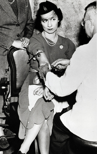 Г-жа Райт Макмиллан, председатель Комитета по гигиене лиги избирателей-женщин проходит тест Вассермана на сифилис, 1937 г.