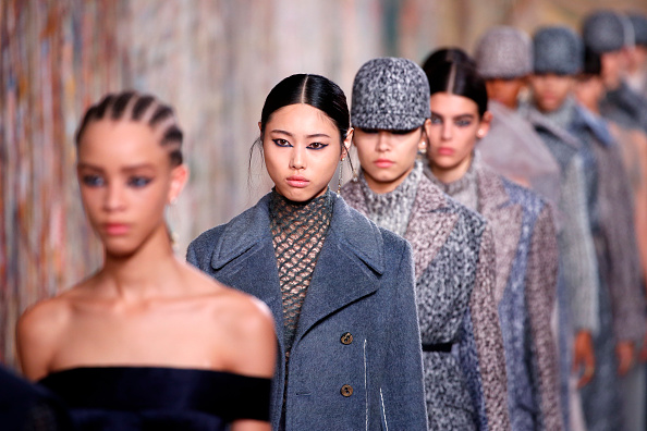 Роскошные гобелены не только в интерьере, но и в гардеробе. Показ Dior Couture Fall 2021