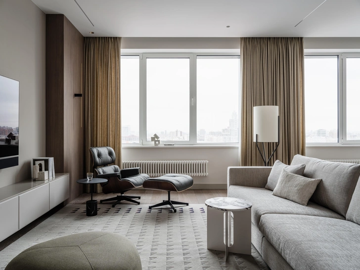 Гостиная. Диван, Flexform. Столик, Menu, GK Concept. Кресло, Vitra. Торшер, CVL. Пуф, Lapalma. Скульптуры, автор Анна Грачёва. Ковер, Atelier Tapis Rouge. Декоративные подушки, AtelierTati. | Источник: Михаил Лоскутов. Стиль: @yes_we_may