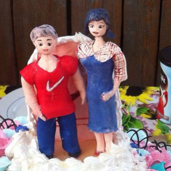 Фигурки на праздничном торте Елена и Валерий сочли весьма забавными