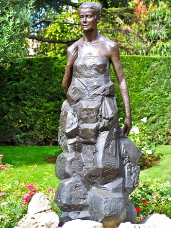 Скульптура княгини Грейс в Розовом саду, Монако, 2009