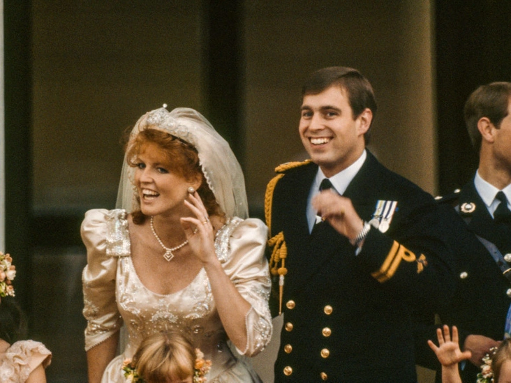 Сара Фергюсон и принц Эндрю на своей свадьбе в Букингемском дворце, 23 июля 1986