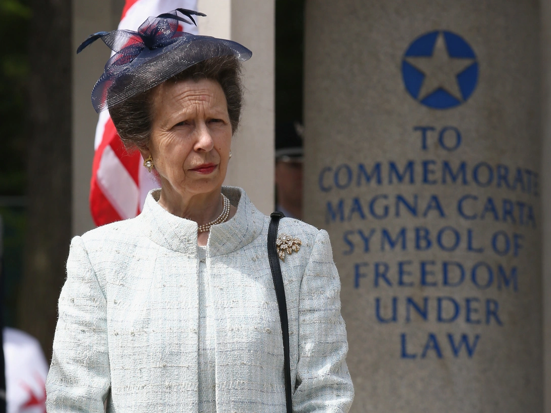 Принцесса Анна на праздновании 800-летия Великой хартии вольностей в Раннимиде, 15 июня 2015 | marieclaire.ru