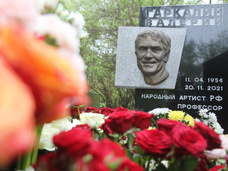 Алентова, Меньшова и Прокофьева открыли памятник Валерию Гаркалину на Миусском кладбище