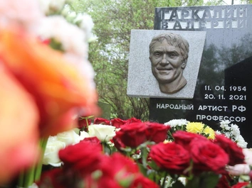 Алентова, Меньшова и Прокофьева открыли памятник Валерию Гаркалину на Миусском кладбище