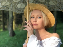 Начала новую жизнь: Елена Корикова живет с богатым экс-чиновником в Черногории