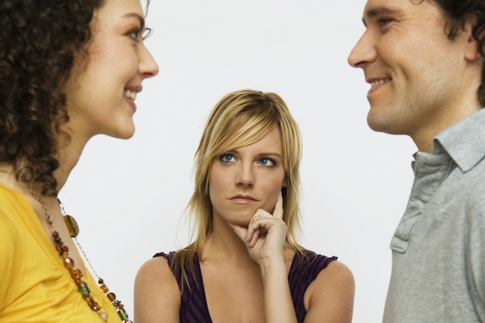 Ревность — это одно из самых сложных чувств, с которым могут столкнуться люди в своих отношениях. Она может приводить к конфликтам и недоверию, а в некоторых случаях даже разрушать пары.