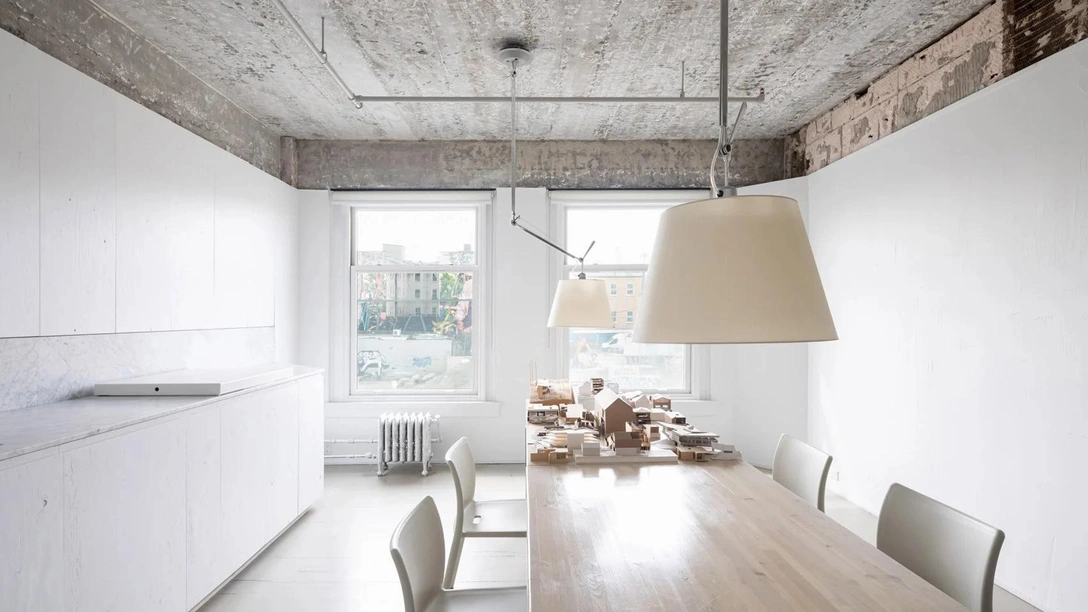 Белый цвет, дерево и бетон: офис бюро D'Arcy Jones Architects в Ванкувере | Источник: Сама Джин Канзиан