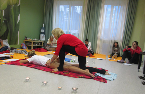 На мастер-классе по чувственному массажу тренер Ольга показала, на что надавить мужчине, чтобы у него «снесло крышу»