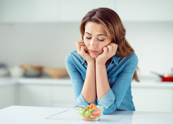 Как отвлечься от мыслей о еде: 5 советов психолога