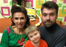 Поклонники обеспокоены здоровьем исхудавшего мужа Эвелины Бледанс
