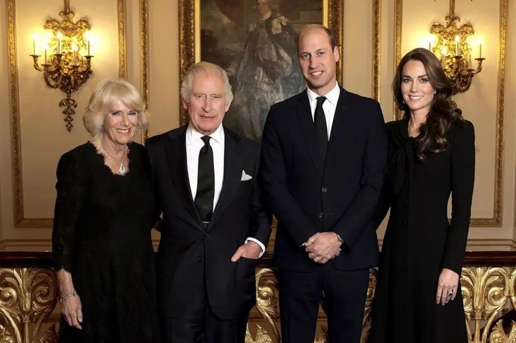 Почему новое фото Карла III, Камиллы Паркер-Боулз, Кейт Миддлтон и принца Уильяма ставит точку в отношениях с Меган и Гарри