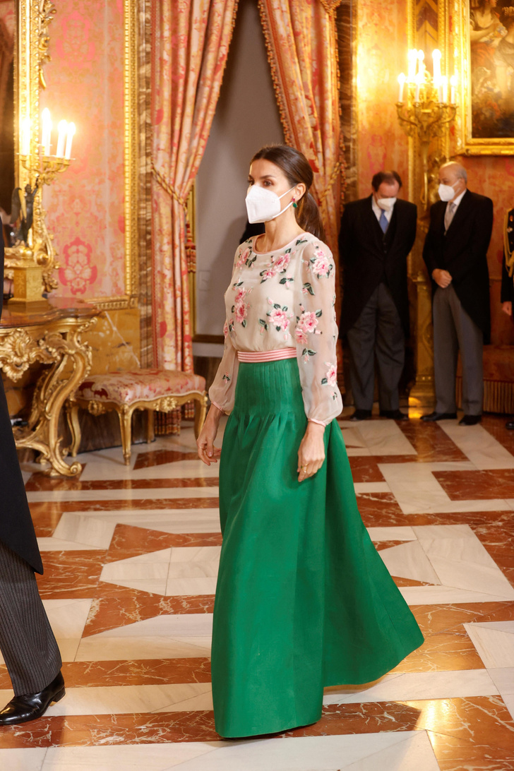Семейные пионы: посмотрите, как королева Летиция скопировала наряд Софии Греческой в платье-колоколе Valentino
