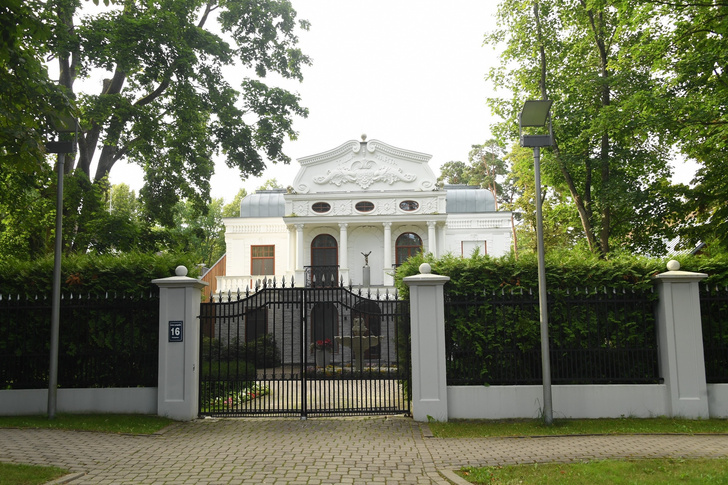 Бассейн с золотой мозаикой, собственный SPA и соседство с Вайкуле: как выглядит вилла «Марта», куда переехала Пугачева с семьей