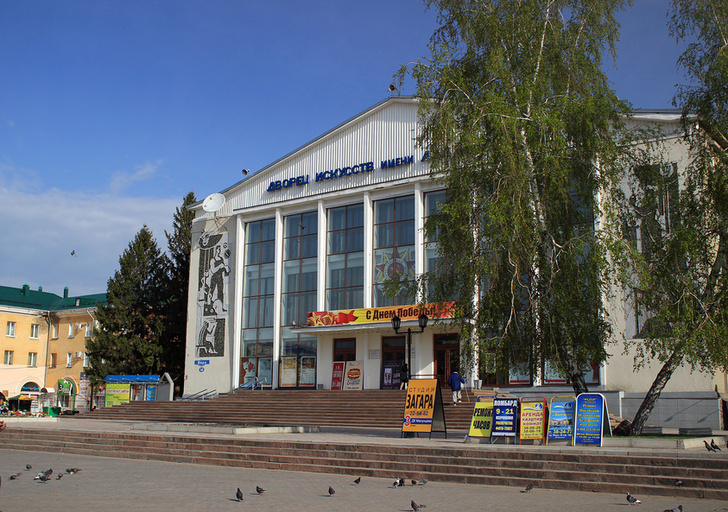 Дк омск. Дворец Малунцева Омск. ДК Малунцева Омск. Дворец культуры Малунцева Омск внутри. ДК им Малунцева Омск дебют.