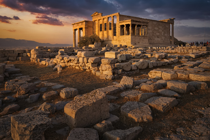 Храм Эрехтейон Афинского акрополя.