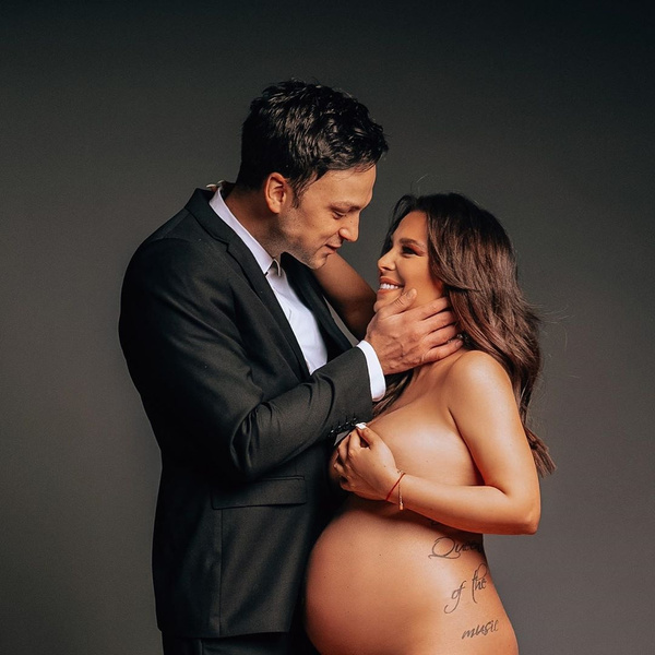 Звезда «Дома-2» выложила фото себя голой и глубоко беременной рядом с одетым в костюм мужем