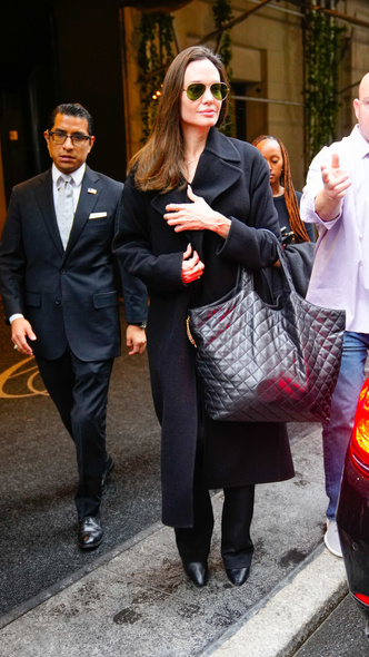 Главный тренд года: Анджелина Джоли держит в руках самую большую сумку — в нее уместится все