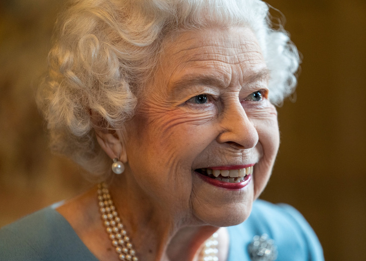 Фото №2 - Назвала следующую королеву и почтила память мужа: как Елизавета II отметила 70-летие своего правления