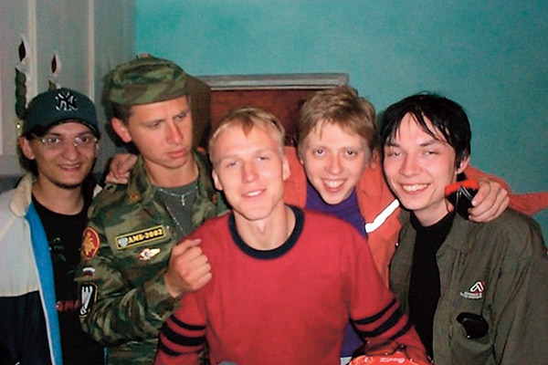 На присягу к Тимуру в Подольск приехали вузовские друзья. 2000 год