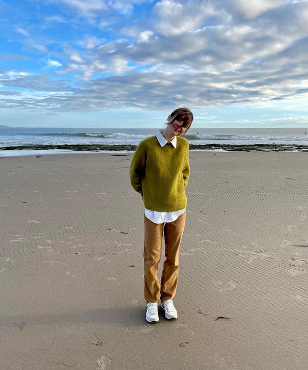Когда не знаешь, что надеть: уютный образ Лили Коллинз для прогулки с оливковым свитером и белой рубашкой