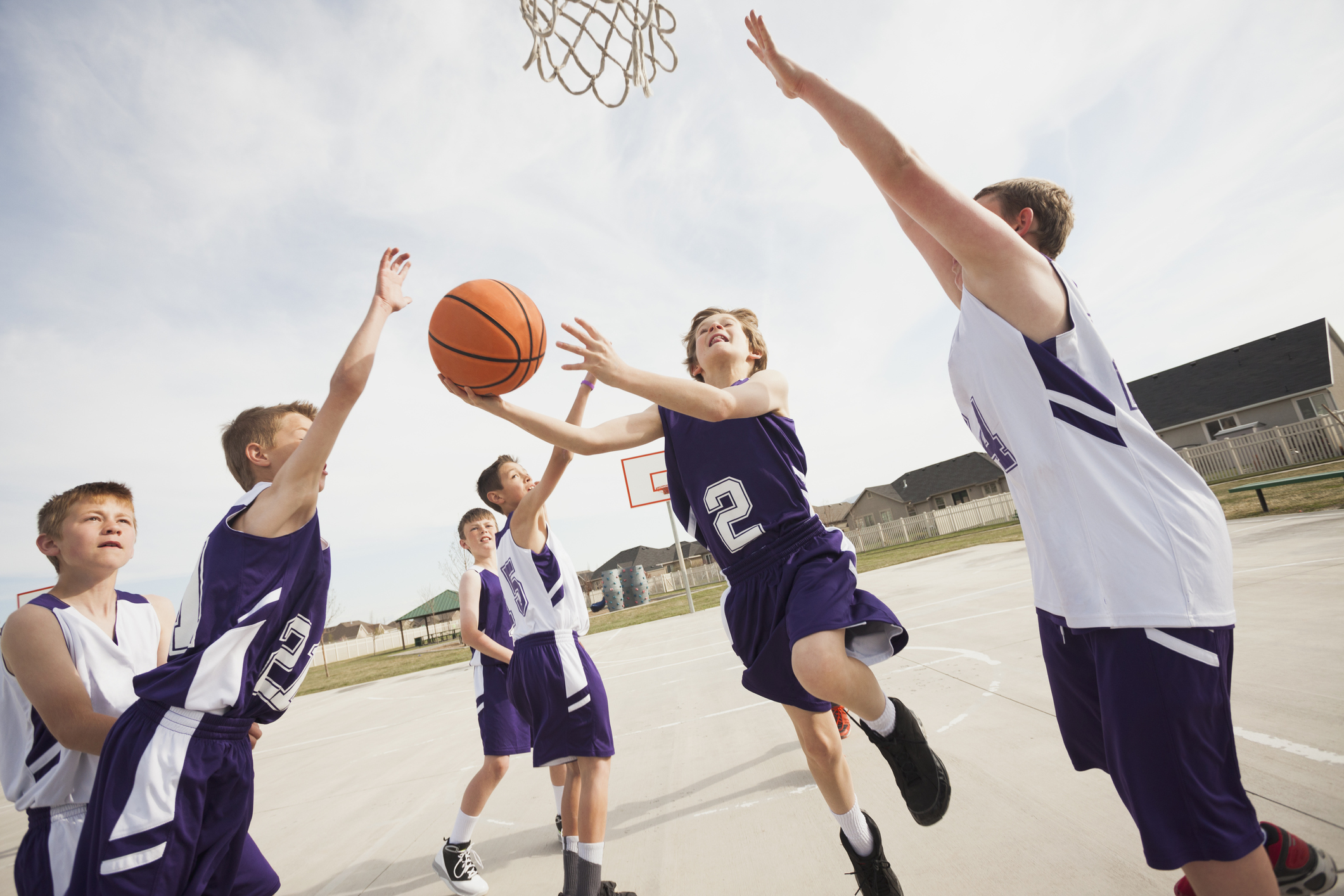 Детскую игру баскетбол. Баскетбол. Баскетбол подростки. Детский баскетбол. Дети играют в баскетбол.