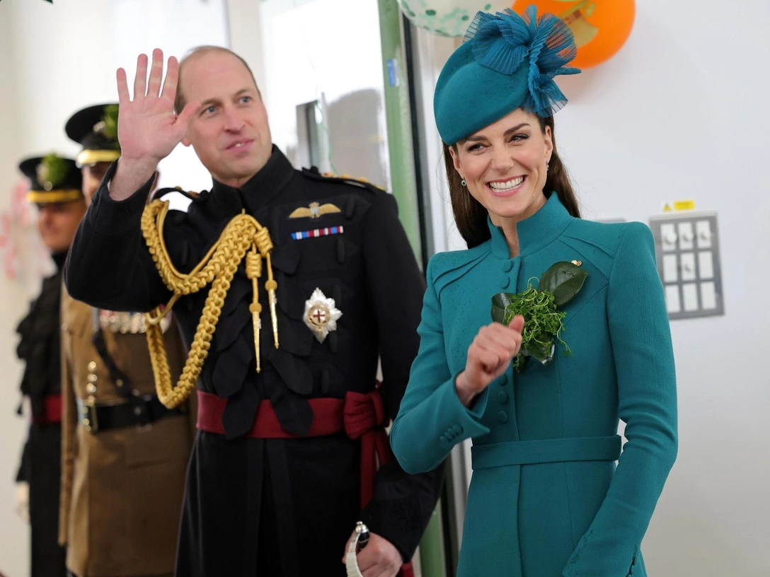 Принц Уильям и Кэтрин, принц и принцесса Уэльские, машут на прощание ирландской гвардии в казармах Монс в Олдершоте, 17 марта 2023 | marieclaire.ru
