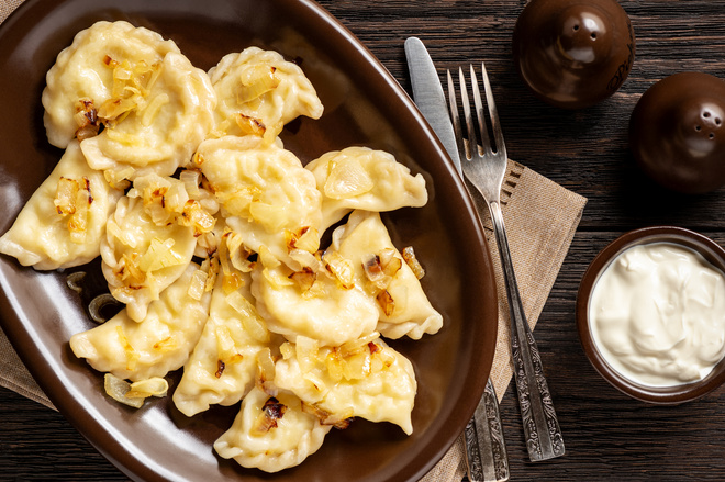 Вареники с картофелем, жареным луком и зеленью Вареники с картофелем, жареным луком и зеленью: вкусный рецепт с фото