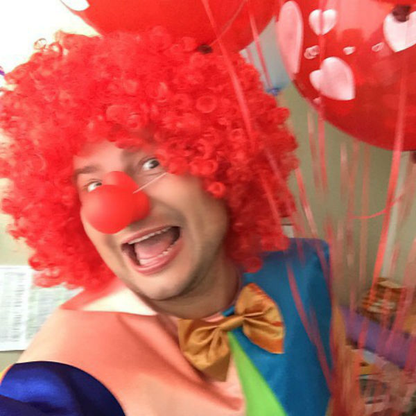 Николай веселил детей в костюме клоуна