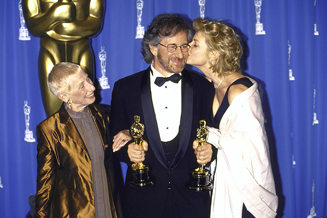 Стивен Спилберг с женой Кейт Кэпшоу и мамой, 1994 г.