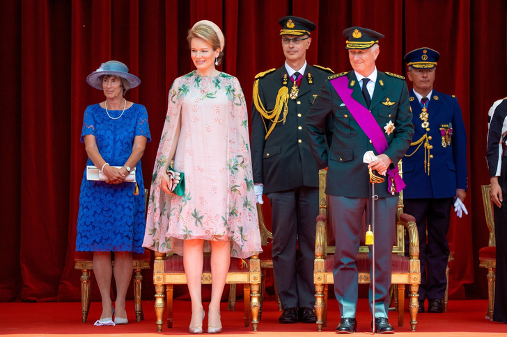Внебрачная дочь короля Бельгии оделась на выход с семьей как в цирк