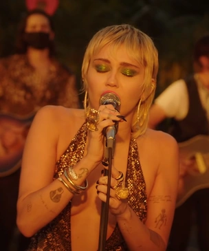 Miley Cyrus отменно поет песни Cranberries и Pearl Jam и еще 8 клипов недели