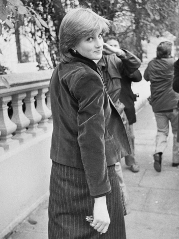 Леди Диана Спенсер в окружении папарацци недалеко от своей лондонской квартиры, 12 ноября 1980