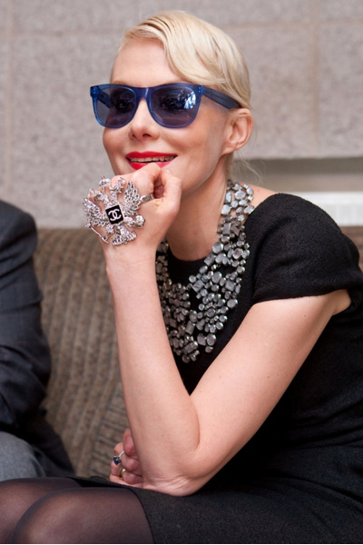 «Ходить в Chanel — это прошлый век»: Рената Литвинова сбросила бренд с модных счетов, хотя недавно носила вещи Дома не снимая