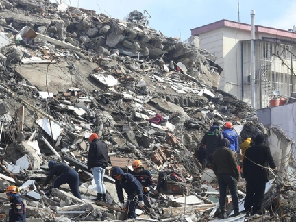 «Техника еще не доехала»: семья россиян с двумя малышами подают сигнал SOS из-под обломков дома в Турции