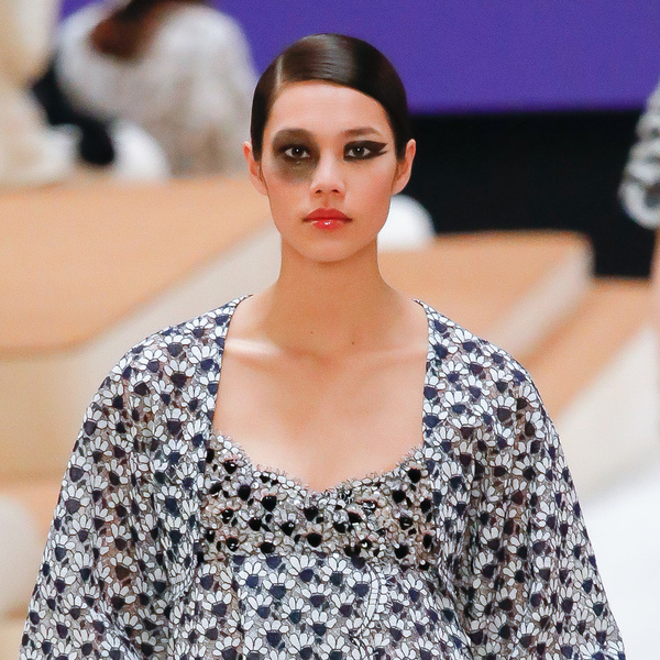 Смоки айс или синяк под глазом: в Сети обсуждают эпатажный макияж Chanel с Недели Моды в Париже