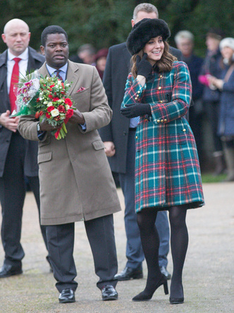 Прекрасная Кейт: 10 лучших рождественских нарядов принцессы Уэльской, которые стоит повторить