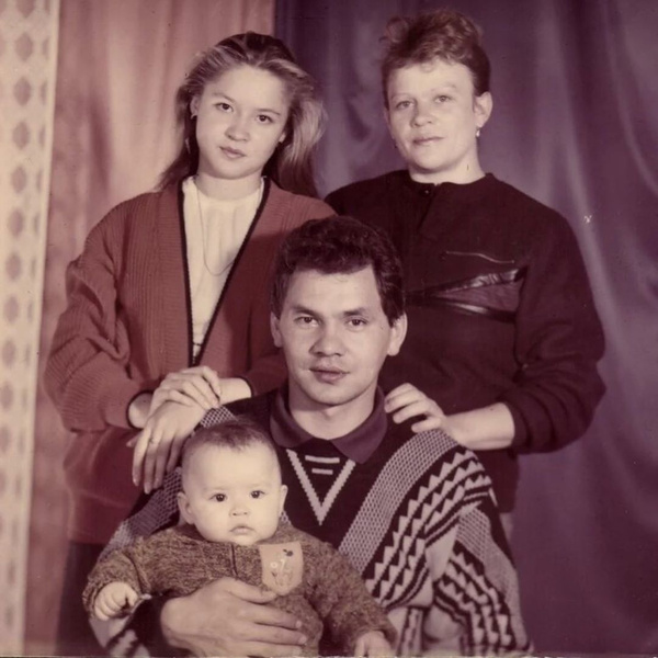 Сергей Шойгу с супругой и двумя дочерьми