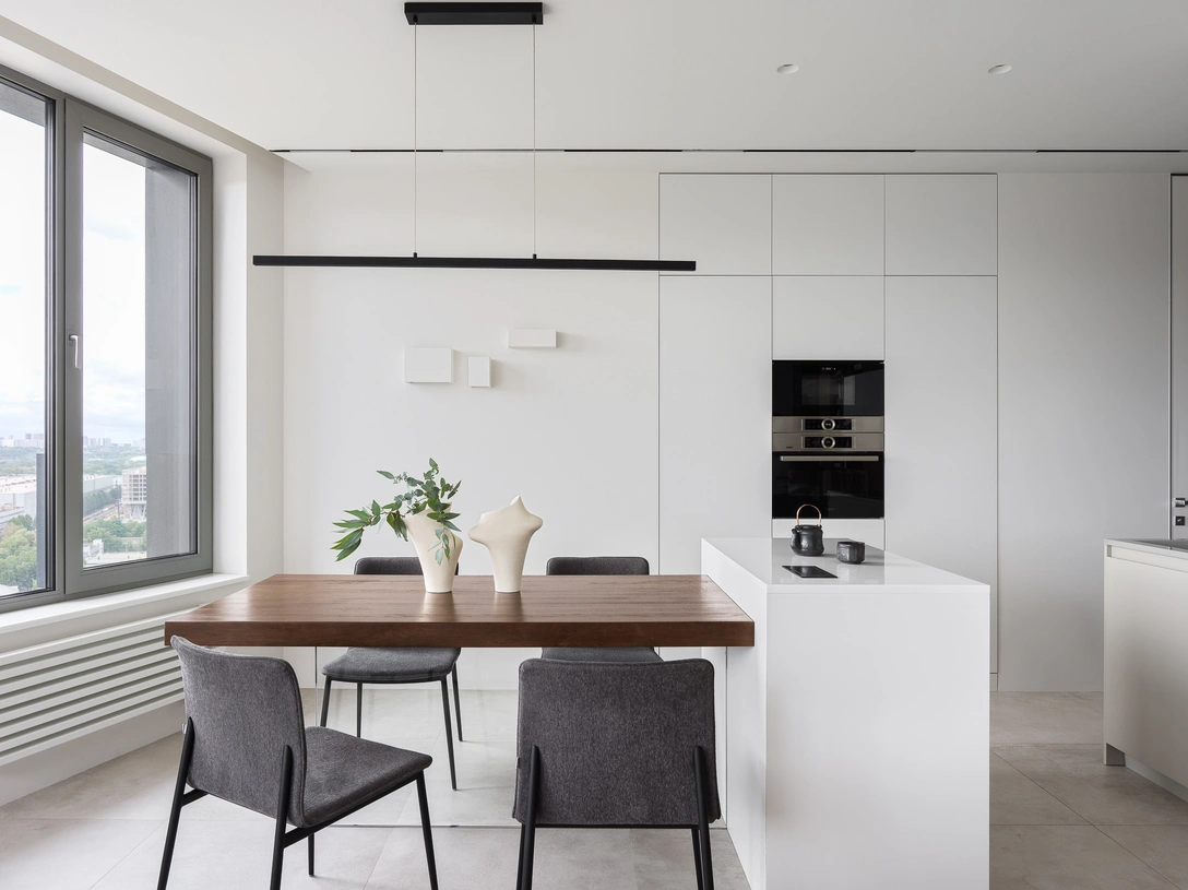 Елене нравятся светлые, воздушные интерьеры, поэтому основной цвет в квартире — белый. Главное помещение разделено на три смысловые зоны: кухня с обеденным столом, гостиная с большим диваном и лаунж-зона с шезлонгом. Кухонная мебель выполнена на заказ. Вазы, Forest is calling. Чайник и чашка, troubadour. | Источник: Сергей Красюк. Стиль: Yes We May