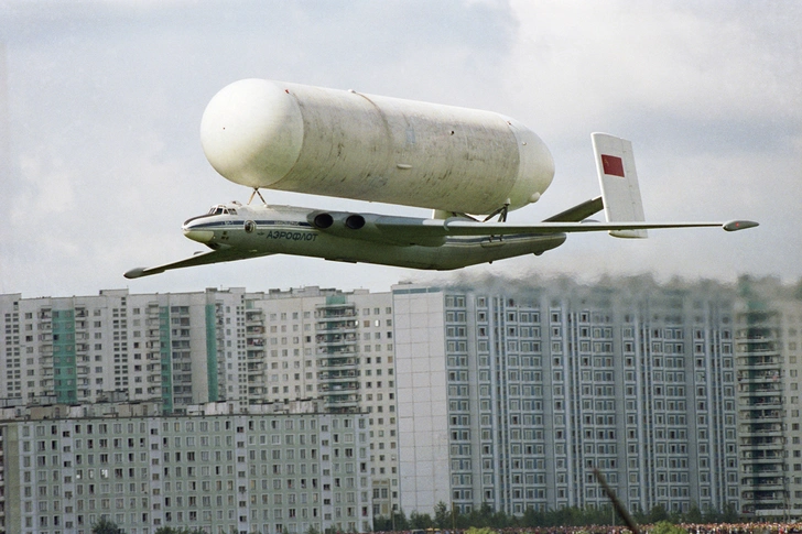 История одной фотографии: советский «Атлант» везет бак космической ракеты, 1981